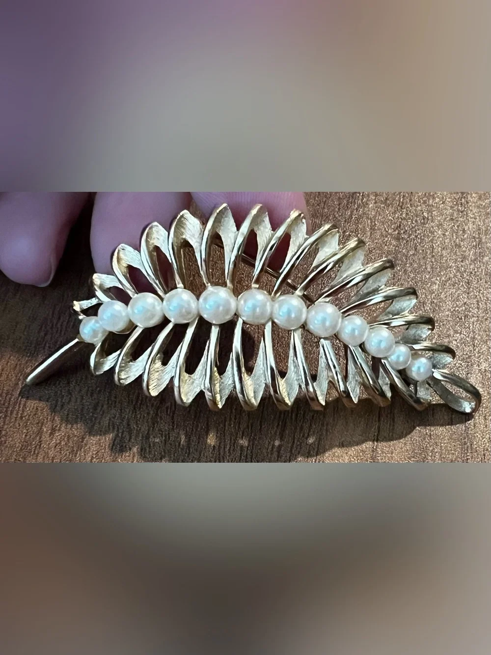 Vintage CROWN TRIFARI Faux Pearl & Gold Tone Feather BROOCH Retro Classic